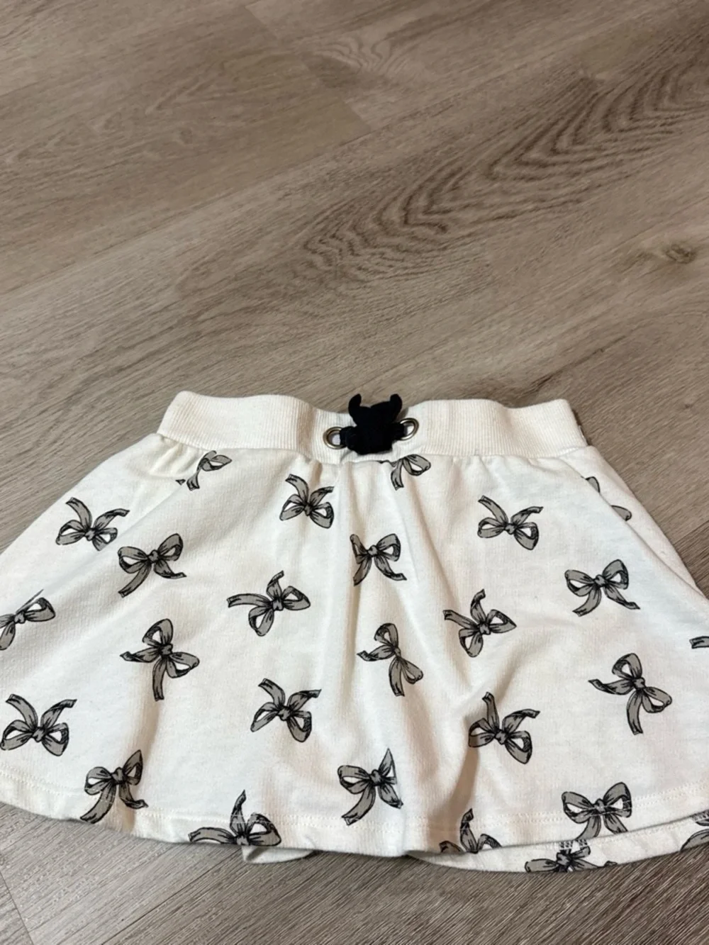 White Girls Size (4) Skirt with Black Bow Print and Black Waist Bow Accent